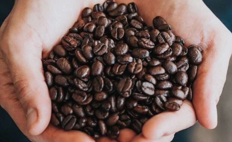 кафе зърна в ръце