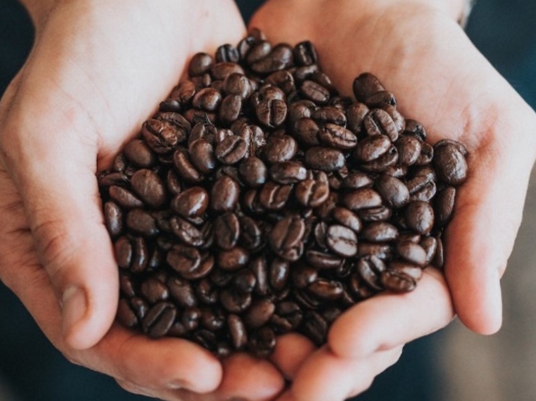 кафе зърна в ръце