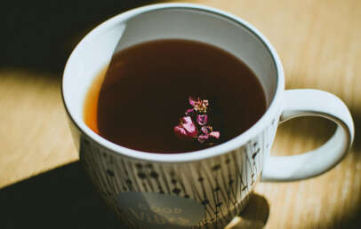 Използване на силата на билковите чайове за топене на мазнини и детоксикация